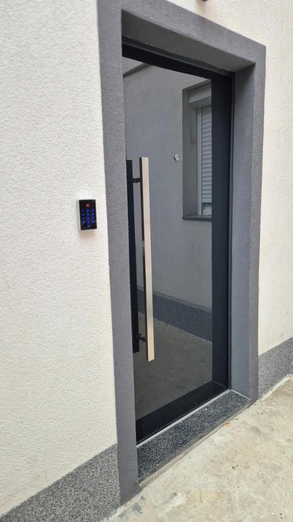 Shine Apartment *